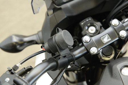 USB moto zásuvka 5V palubní s objímkou na řidítka