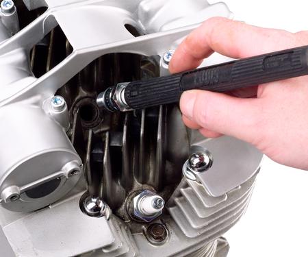 Přípravek pro montáž zapalovacích svíček