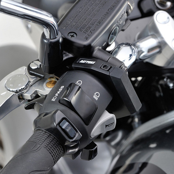 Úzká USB zásuvka na motorku DAYTONA "Slim DUO", 2x USB, objímka na řídítka