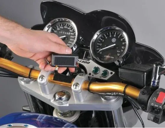 Multifunkční ukazatel na motorku Koso Mini 3.1 (teploměr, hodiny, voltmetr)