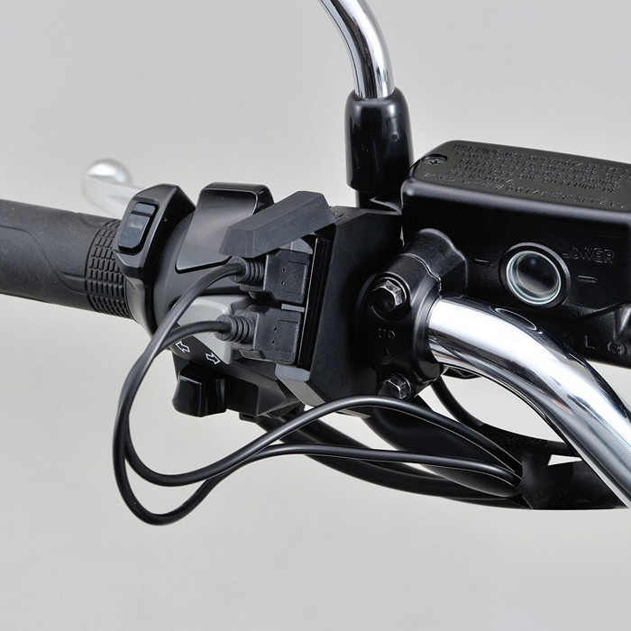 Úzká USB zásuvka na motorku DAYTONA "Slim DUO", 2x USB, objímka na řídítka