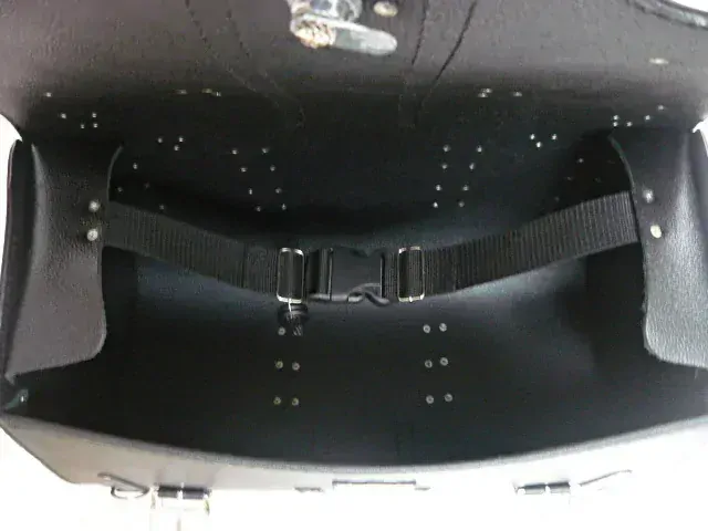 Kožený kufr se zámkem na motoku Diablo Moto, chopper na nosič (šířka 53 cm)