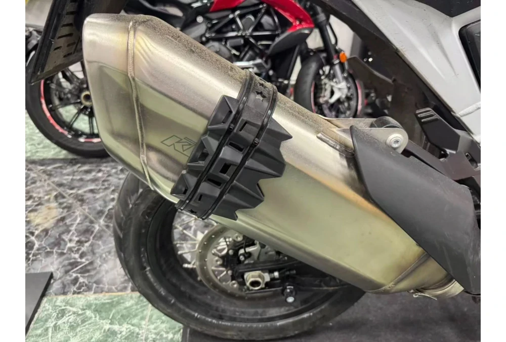 Silikonový chránič výfuku na motorku