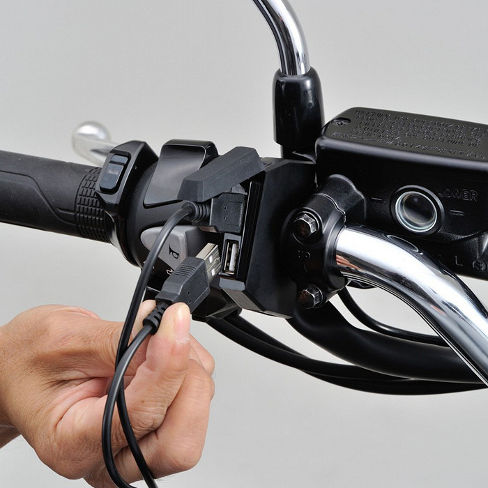 Úzká USB zásuvka na motorku DAYTONA "Slim DUO", 2x USB, objímka na řídítka