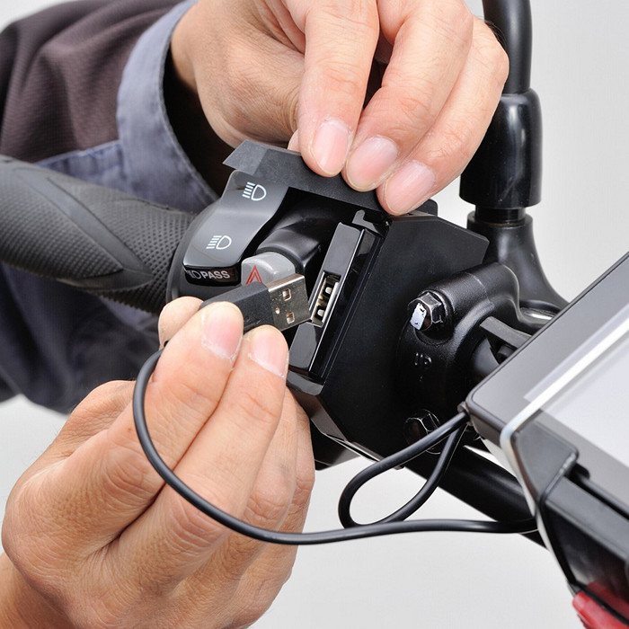 Úzká USB zásuvka na motorku DAYTONA "Slim MONO", 1x USB, objímka na řídítka