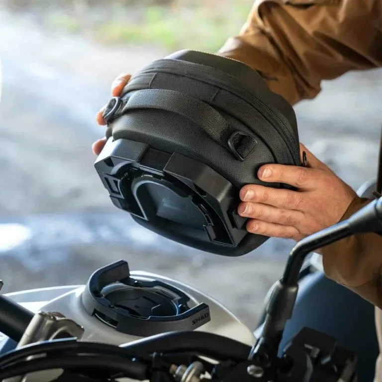 Tankvak SHAD X0SE03CLP E03CL PRO click systém se zámkem a klíčkem + zamykání zipu číselným zámkem (3-4 L zvětšovací)
