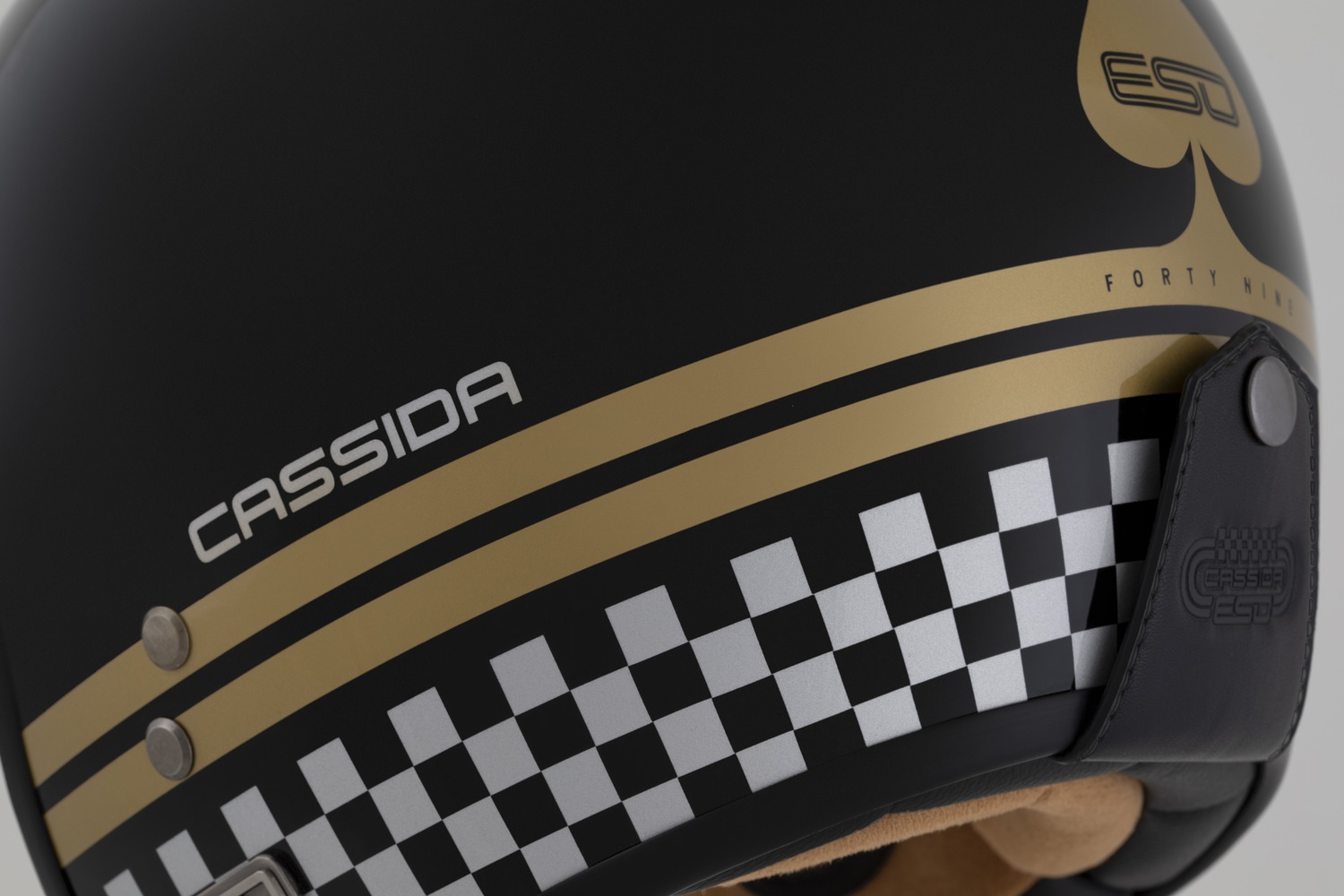 Helma na motorku CASSIDA Eso Forty Nine (černá perleť/zlatá/šedá)