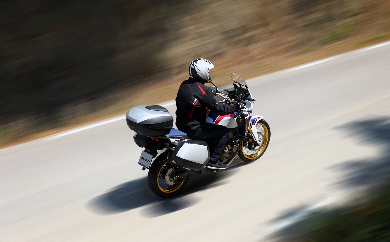 Vrchní kufr na motorku SHAD SH59X černý s hliníkovým krytem (rozšiřitelný koncept) se zámkem PREMIUM SMART (s plotnou)