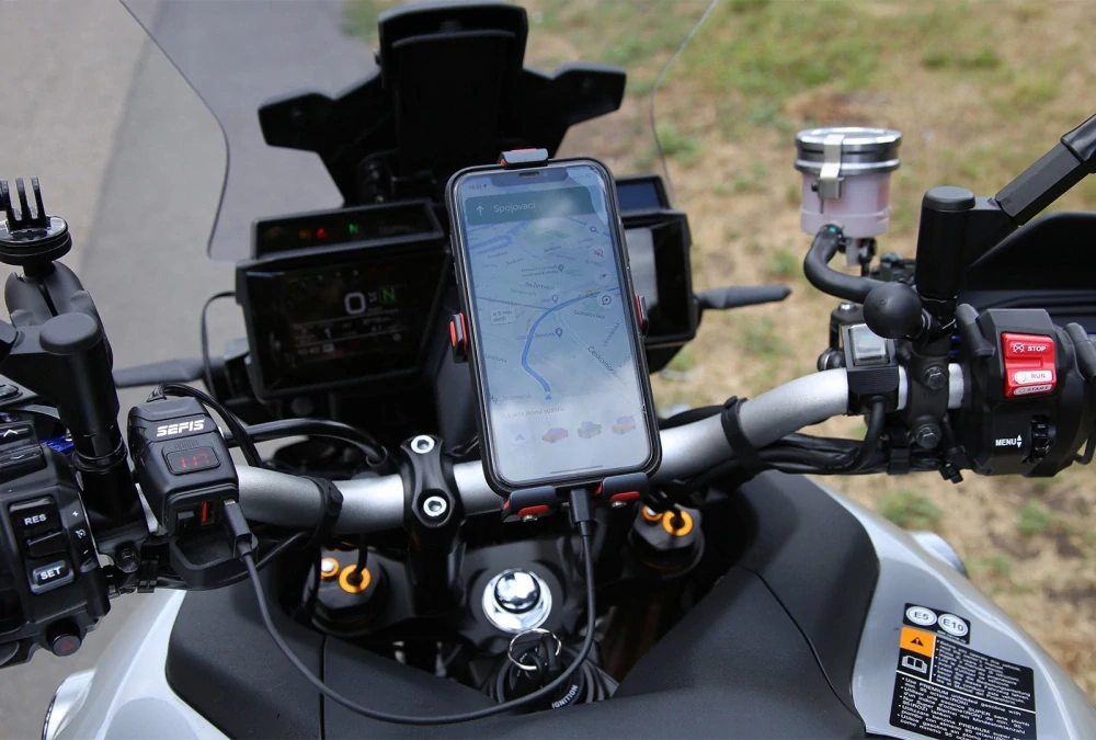 SEFIS UN10 2x USB moto zásuvka s voltmetrem a vypínačem + objímka na řidítka