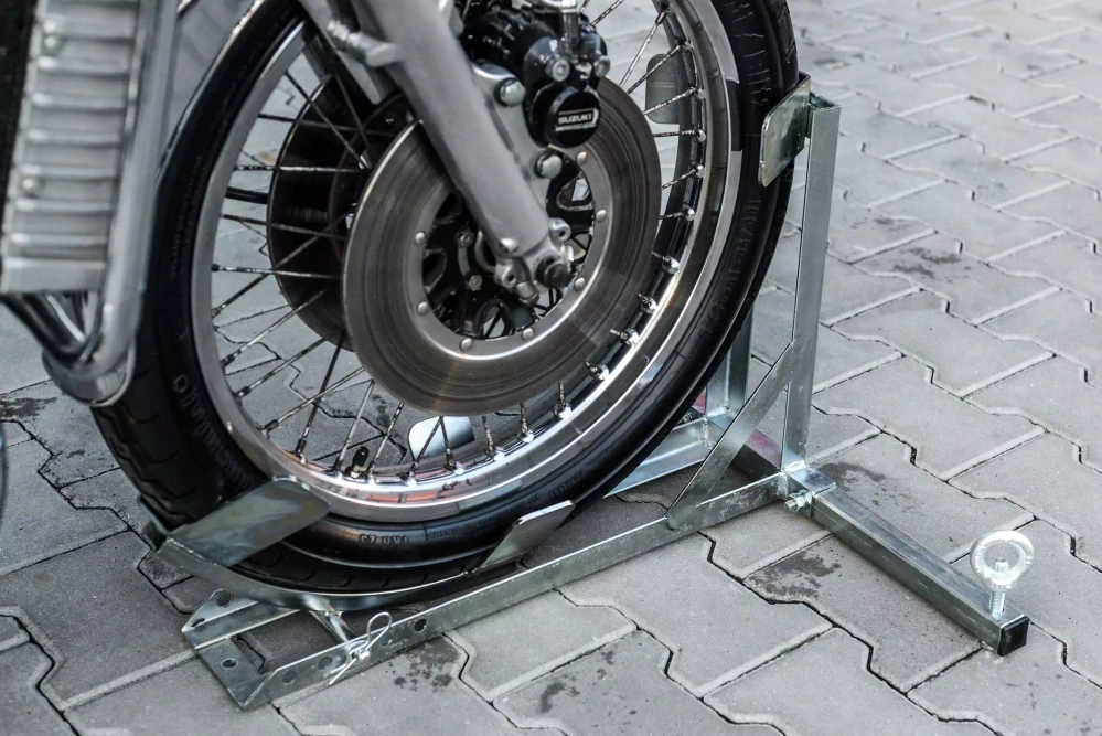 Transportní přepravní moto stojan HLP pozinkovaný (držák předního kola) na motorku