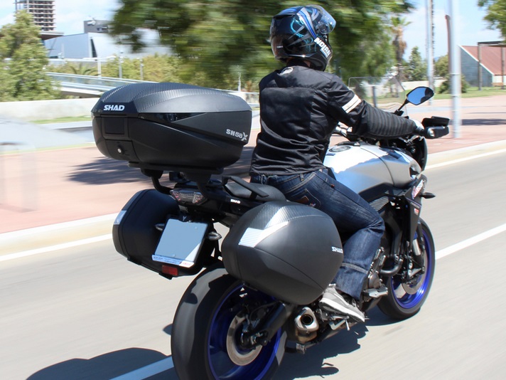 Vrchní kufr na motorku SHAD SH58X karbon (rozšiřitelný koncept) se zámkem PREMIUM (s plotnou)