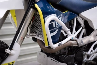 Padací rám Husqvarna 701, KTM 690, Gas Gas 700 - bílý Yakk EXP